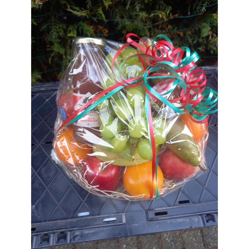 Fruitmand € 12,50. UITSLUITEND OP BESTELLING. FOTO IS EEN INDICATIE. FRUITMAND WORD GEMAAKT MET FRUIT DAT OP DAT MOMENT BESCHIKBAAR IS.